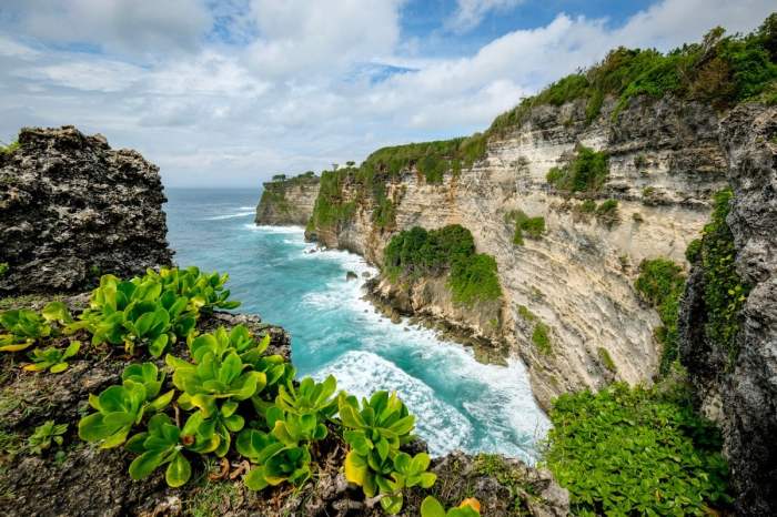 Uluwatu indonesia surfing batu