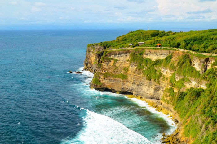 Uluwatu temple cliff tourist visitors